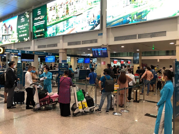 Sân bay Tân Sơn Nhất nhộn nhịp trở lại, dừng lấy mẫu xét nghiệm Covid-19 - Ảnh 1.