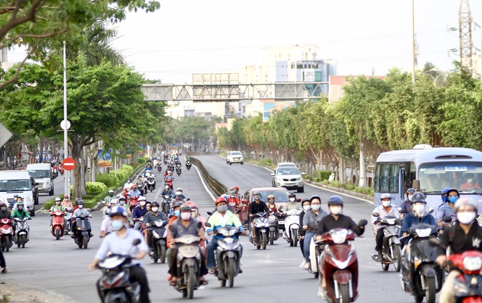 Ngày đầu nới lỏng giãn cách xã hội: Phố xá đông dần; hàng nhiều, giá ổn - Ảnh 1.