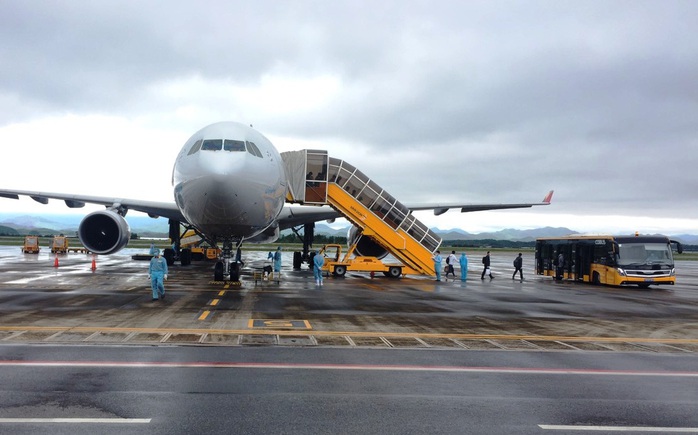 Chuyến bay chở 240 chuyên gia công ty LG của Hàn Quốc hạ cánh sân bay Vân Đồn - Ảnh 1.
