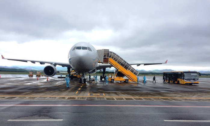 Chuyến bay chở 240 chuyên gia công ty LG của Hàn Quốc hạ cánh sân bay Vân Đồn - Ảnh 3.