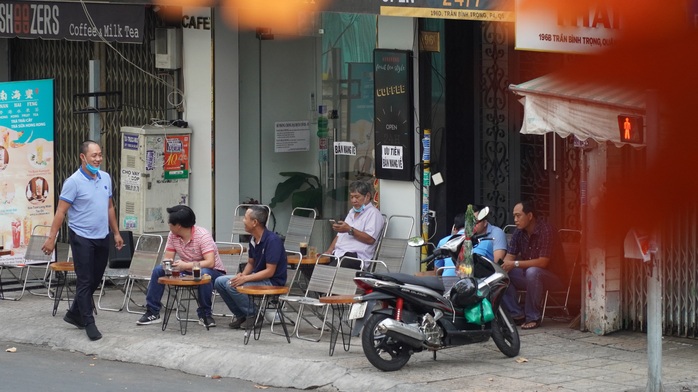 Hàng quán ở TP HCM bắt đầu đón khách trong ngày đầu nới lỏng cách ly xã hội - Ảnh 4.