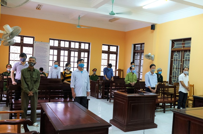 Thiếu trách nhiệm, 3 cựu cán bộ huyện ở Thanh Hóa chia nhau 18 tháng tù - Ảnh 1.