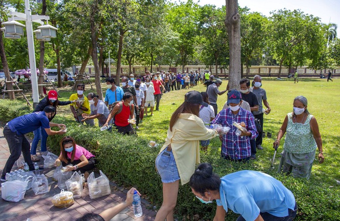 27 triệu người Thái Lan thất nghiệp, xếp hàng dài nhận thực phẩm miễn phí - Ảnh 2.