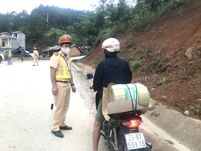 Phong tỏa thêm 1 thôn hơn 500 người, cách ly toàn bộ huyện Đồng Văn để chống dịch Covid-19 - Ảnh 1.