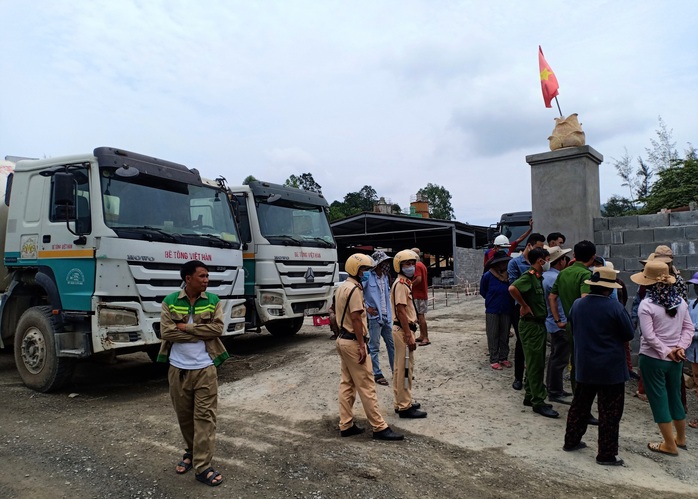 Đà Nẵng: Dân chặn xe bồn bê tông, doanh nghiệp đâm đơn tố cáo - Ảnh 2.