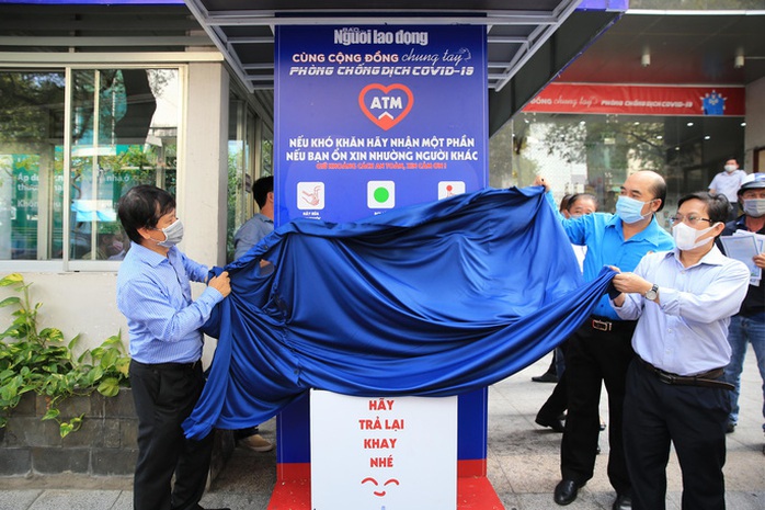 Báo Người Lao Động mở cây ATM thực phẩm miễn phí tại Hà Nội - Ảnh 1.