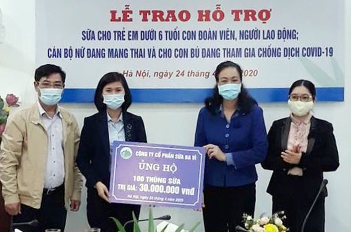 Hỗ trợ hơn 2.500 thùng sữa cho các chiến sĩ áo trắng tham gia chống dịch - Ảnh 1.