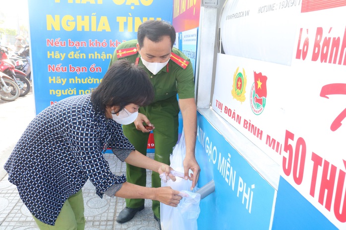 Báo Người Lao Động khai trương cây ATM thực phẩm miễn phí tại Hà Nội - Ảnh 35.