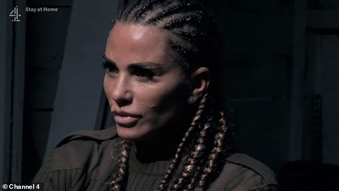 Katie Price hé lộ chuyện bị tấn công tình dục suýt chết - Ảnh 1.