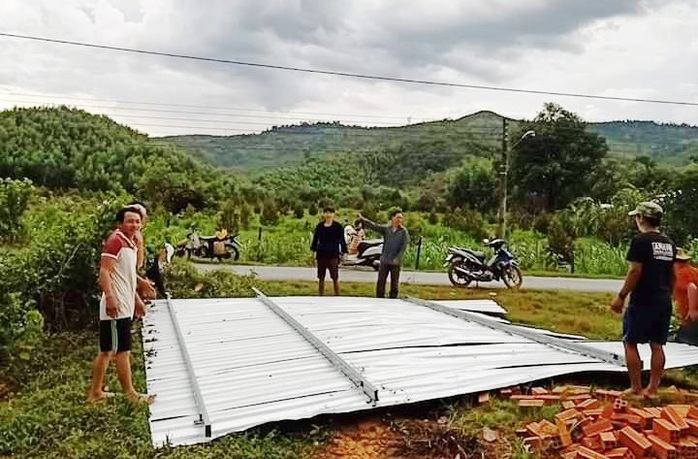 Lâm Đồng: Lốc xoáy đầu mùa mưa hàng chục căn nhà bị tốc mái - Ảnh 1.