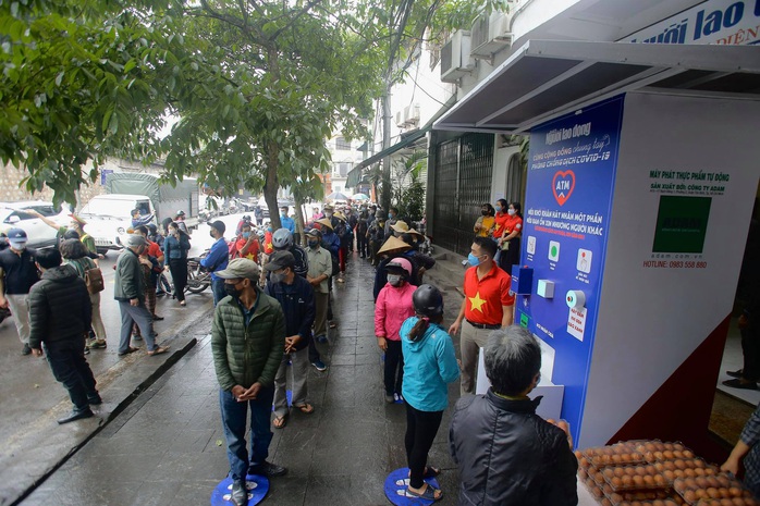 Báo Người Lao Động khai trương cây ATM thực phẩm miễn phí tại Hà Nội - Ảnh 28.