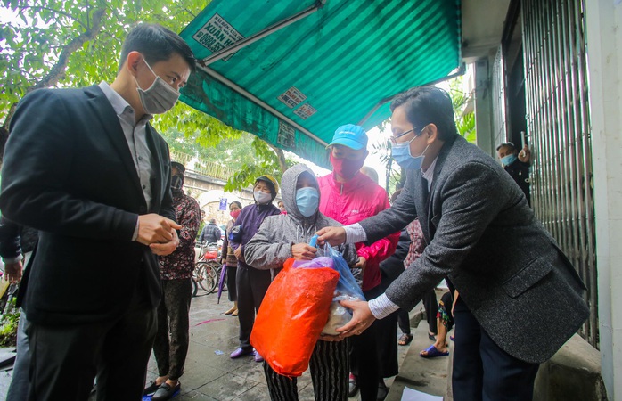Báo Người Lao Động khai trương cây ATM thực phẩm miễn phí tại Hà Nội - Ảnh 4.
