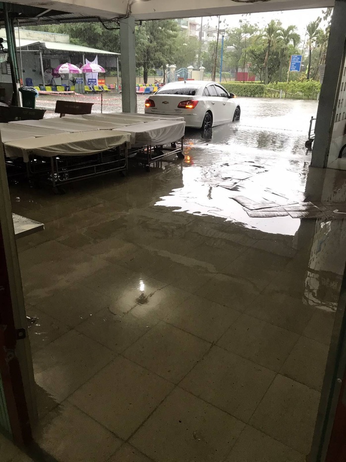 TP HCM: Sau cơn mưa, bác sĩ vừa lội nước vừa cấp cứu cho người bệnh - Ảnh 1.