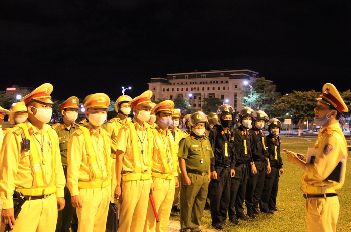 Đà Nẵng: Quái xế lao thẳng vào tổ trực khi bị CSGT đón lõng dừng xe - Ảnh 2.