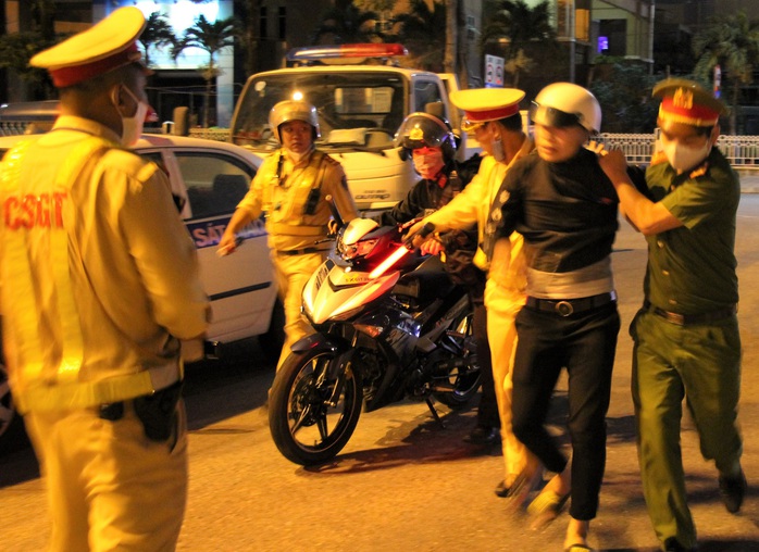 Đà Nẵng: Quái xế lao thẳng vào tổ trực khi bị CSGT đón lõng dừng xe - Ảnh 4.