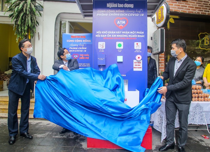 Báo Người Lao Động khai trương cây ATM thực phẩm miễn phí tại Hà Nội - Ảnh 3.