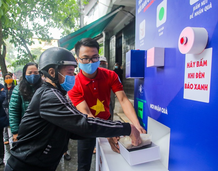 Báo Người Lao Động khai trương cây ATM thực phẩm miễn phí tại Hà Nội - Ảnh 19.