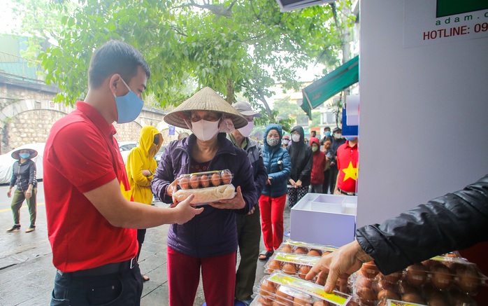 Báo Người Lao Động khai trương cây ATM thực phẩm miễn phí tại Hà Nội - Ảnh 22.