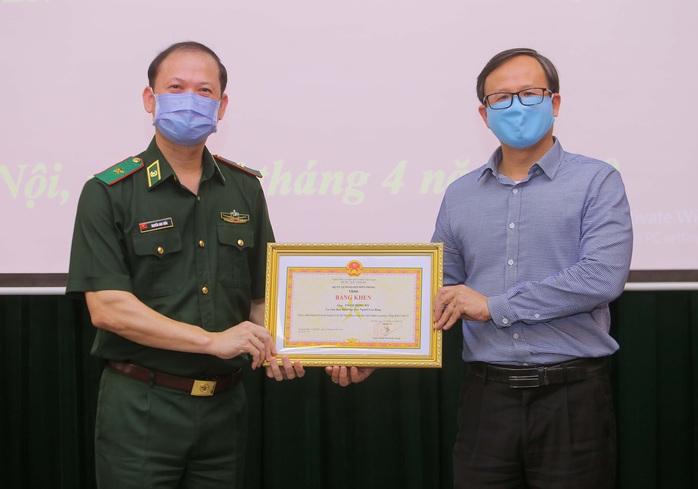 Báo Người Lao Động trao 100 triệu đồng tặng Bộ đội Biên phòng - Ảnh 6.