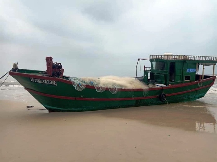 Chiếc tàu ma, nghi tàu cá Trung Quốc trôi dạt vào biển Quảng Bình - Ảnh 1.
