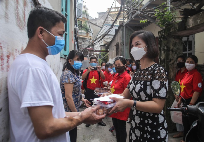 Trao tặng quà của bạn đọc Báo Người Lao Động cho bệnh nhân xóm chạy thận tại Hà Nội - Ảnh 6.