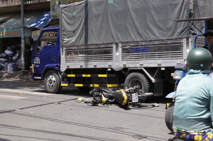 TP HCM: Cú tông xe tải khiến xe máy vỡ nát, 1 thanh niên nhập viện - Ảnh 1.