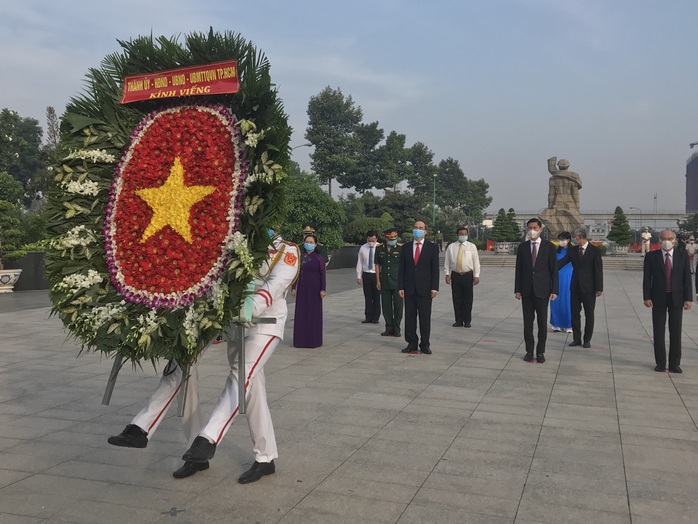 Lãnh đạo TP HCM dâng hương, dâng hoa tưởng niệm Chủ tịch Hồ Chí Minh, các anh hùng liệt sĩ - Ảnh 2.