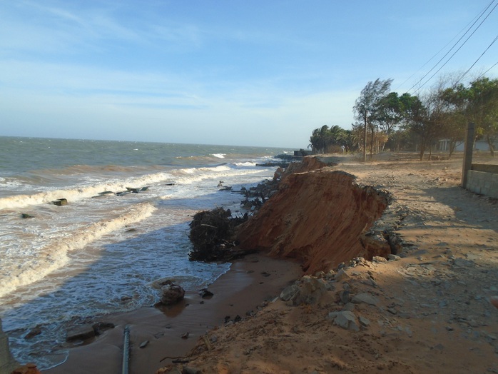 Bình Thuận: Sóng lớn đánh bay con đường cùng nhiều công trình xuống biển - Ảnh 1.