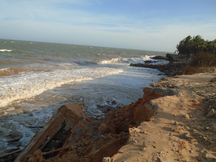 Bình Thuận: Sóng lớn đánh bay con đường cùng nhiều công trình xuống biển - Ảnh 2.