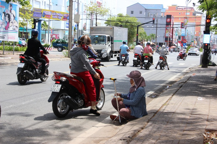 Người bán vé số dạo vỡ òa ngày “tái xuất” - Ảnh 1.