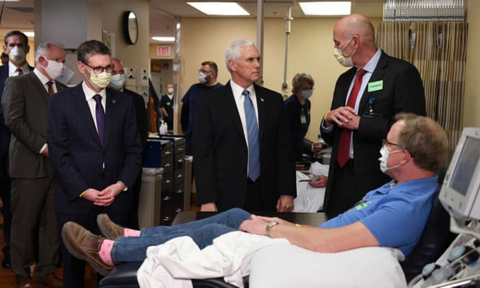 Covid-19: Phó Tổng thống Pence không đeo khẩu trang tại bệnh viện - Ảnh 1.