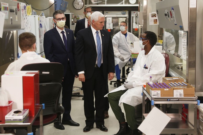 Covid-19: Phó Tổng thống Pence không đeo khẩu trang tại bệnh viện - Ảnh 2.