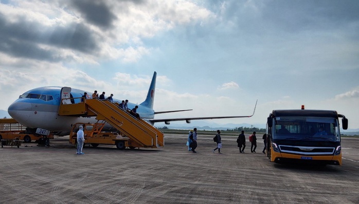 2 chuyến bay chở 340 chuyên gia Hàn Quốc hạ cánh xuống sân bay Vân Đồn - Ảnh 1.