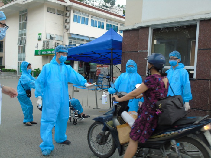 Ổ dịch Covid-19 ở Bệnh viện Bạch Mai với 44.000 người liên quan được kiểm soát thế nào? - Ảnh 1.