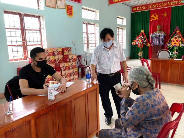 Xúc động hình ảnh cụ già 104 tuổi ở Quảng Bình ủng hộ 2 triệu đồng chống dịch Covid-19 - Ảnh 2.