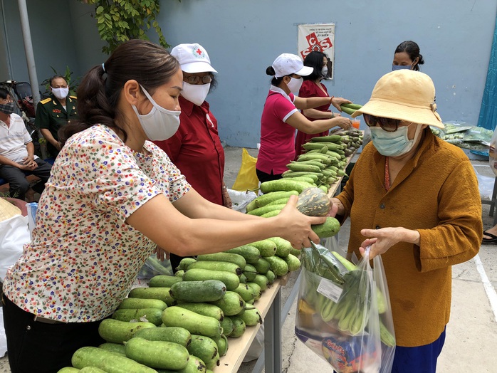 Phiên chợ 0 đồng cho công nhân, lao động khó khăn - Ảnh 1.