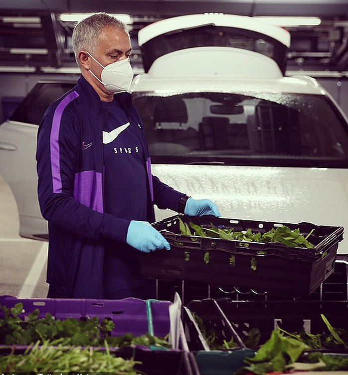 Thú vị hình ảnh người vận chuyển Mourinho giữa vườn rau - Ảnh 3.