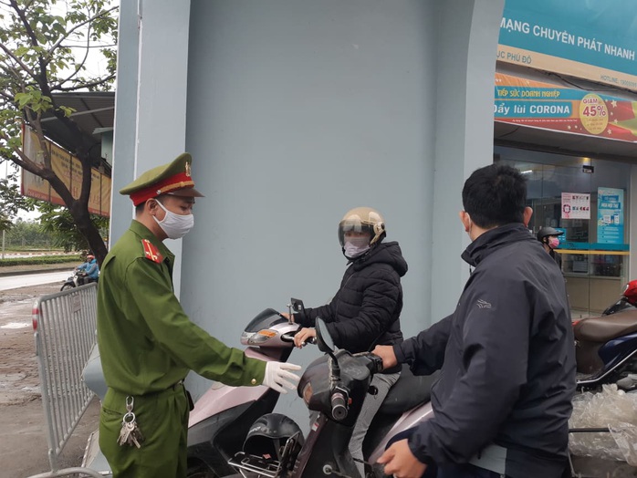 Tập trung đông người bị phạt từ 10 đến 20 triệu đồng - Ảnh 1.