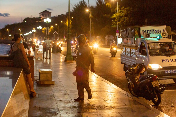 Công an, dân phòng khàn cổ giải tán đám đông - Ảnh 14. Công an, dân phòng khàn cổ giải tán đám đông - Ảnh 14.