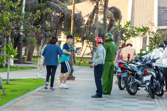 Công an, dân phòng khàn cổ giải tán đám đông - Ảnh 7. Công an, dân phòng khàn cổ giải tán đám đông - Ảnh 7.