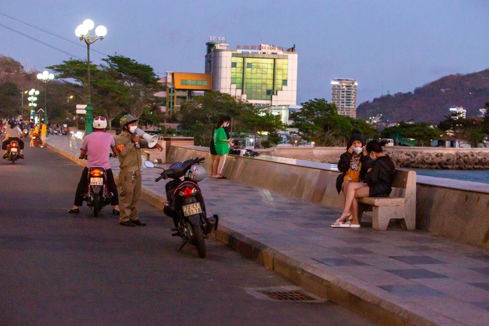 Công an, dân phòng khàn cổ giải tán đám đông - Ảnh 12. Công an, dân phòng khàn cổ giải tán đám đông - Ảnh 12.
