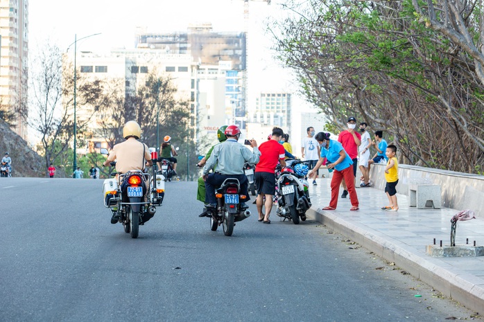 Công an, dân phòng khàn cổ giải tán đám đông - Ảnh 1.