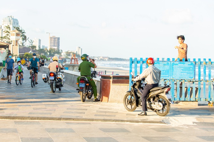 Công an, dân phòng khàn cổ giải tán đám đông - Ảnh 9.