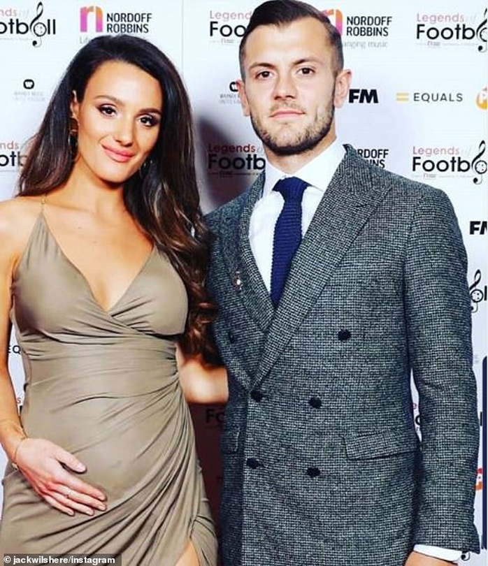 Rảnh rỗi, Jack Wilshere xoạc bóng, triệt hạ vợ mình - Ảnh 8.