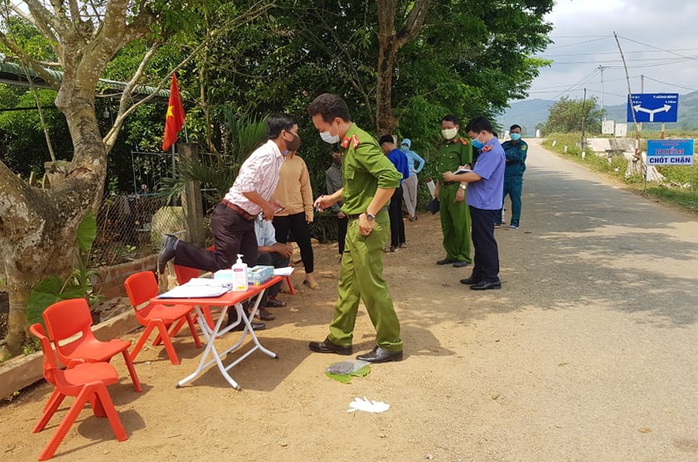 Quảng Nam truy tìm thanh niên tát nữ cán bộ chốt kiểm dịch Covid-19 - Ảnh 2.