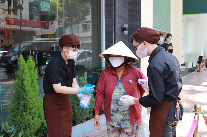 Đắk Lắk hỗ trợ hàng ngàn phần ăn cho người bán vé số - Ảnh 3.