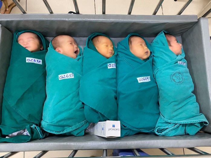 5 bé sơ sinh chào đời trong khu cách ly Bệnh viện Bạch Mai - Ảnh 1.