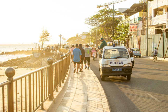 Bất chấp lệnh cấm, nhiều người vẫn tụ tập câu cá, ăn nhậu, uống cà phê - Ảnh 8.