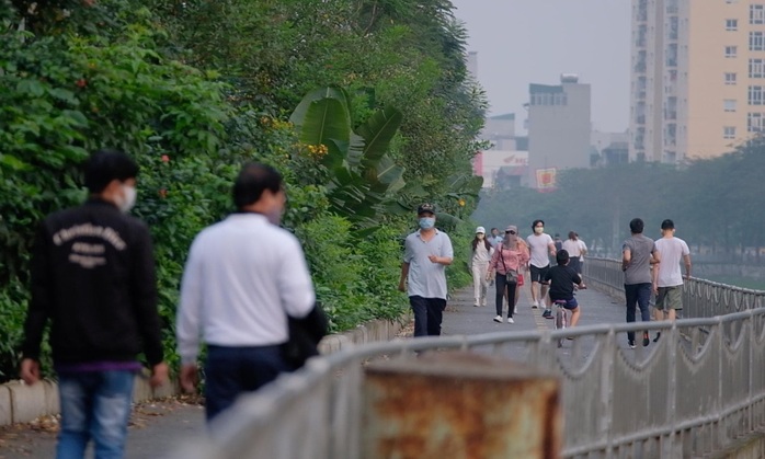 Người dân ra đường đông hơn, Chủ tịch Hà Nội lo ngại phá vỡ chỉ đạo - Ảnh 1.