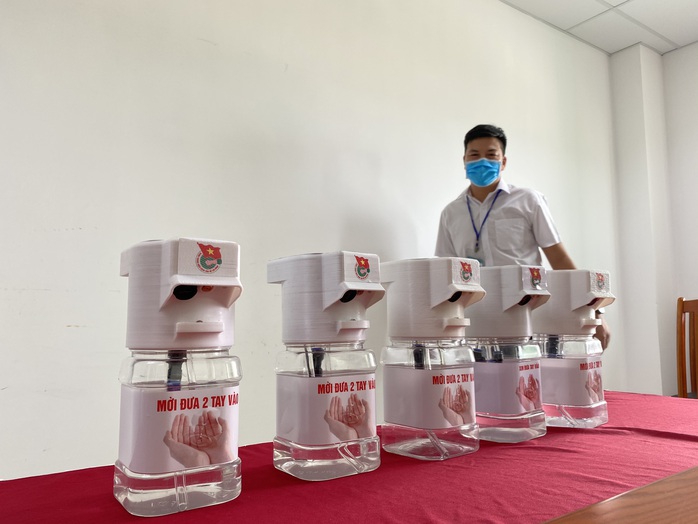 Sinh viên Đà Nẵng sáng chế máy rửa tay sát khuẩn tự động - Ảnh 4.